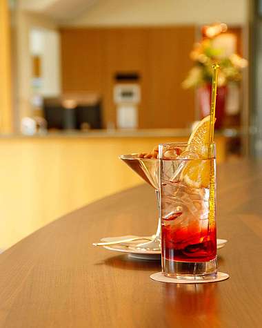 Getränk und Snack an Bar