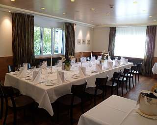 salle à manger dressée de façon festive