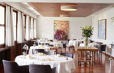 Elegantes Restaurant mit weißen Tischen