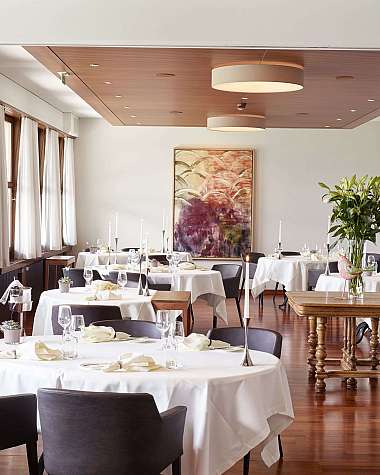 Elegantes Restaurant mit weißen Tischen