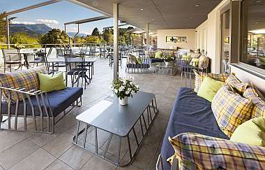 Terrasse couverte avec coin salon