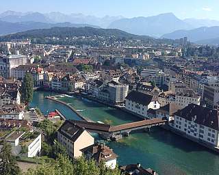 Stadtansicht mit Fluss und Brücke