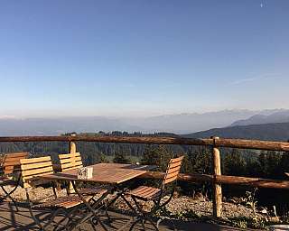 Bergterrasse mit Holzmöbeln