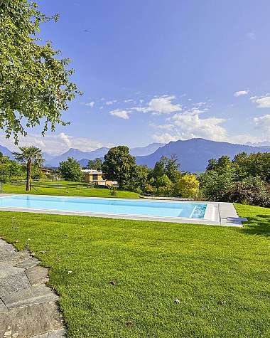 Pool mit Bergblick