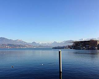 See mit Alpenlandschaft