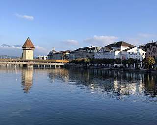 Stadtansicht mit Fluss und Brücke