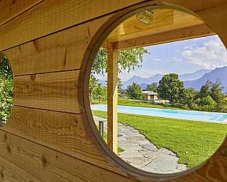 Blick durch rundes Fenster