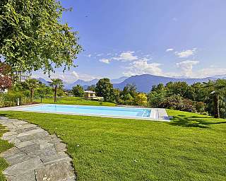 Schwimmbad in Gartenlandschaft