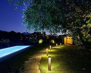 Beleuchteter Garten mit Pool
