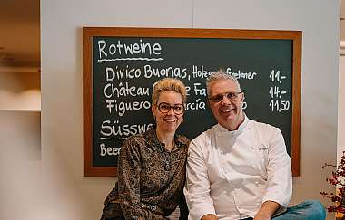 Paar vor Weintafel