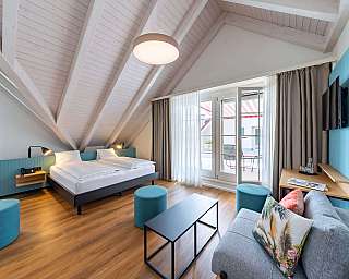 Chambre d'hôtel moderne sous les toits