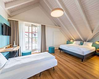 Chambre moderne avec plafond en pente