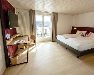 Chambre d'hôtel moderne avec balcon