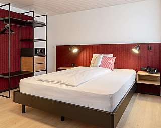 Chambre moderne avec accent rouge