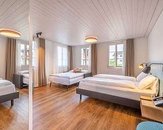 Chambre moderne avec plafond en bois
