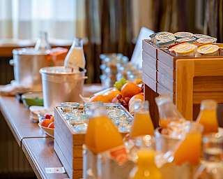 Buffet de petit-déjeuner avec des yaourts