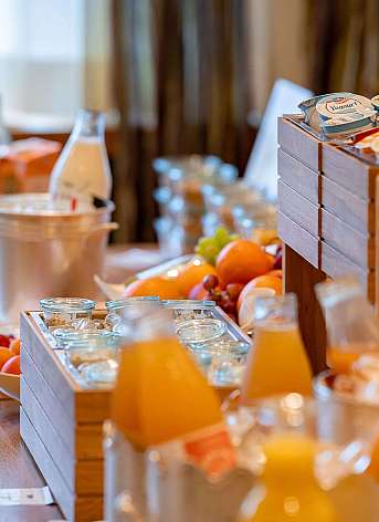 Buffet de petit-déjeuner avec des yaourts